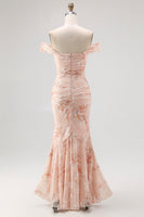 Laden Sie das Bild in den Galerie-Viewer, Champagner Schulterfreies Meerjungfrauen Kleid für Hochzeitsgäste mit Druck und Rüschen