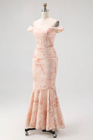 Laden Sie das Bild in den Galerie-Viewer, Champagner Schulterfreies Meerjungfrauen Kleid für Hochzeitsgäste mit Druck und Rüschen