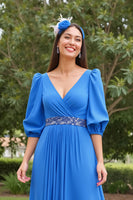 Laden Sie das Bild in den Galerie-Viewer, Blaues A-Linie Chiffon Brautmutterkleid mit V-Ausschnitt und Ärmeln
