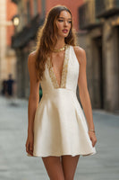 Laden Sie das Bild in den Galerie-Viewer, Elfenbein Kurzes A-Linie Cocktailkleid mit V-Ausschnitt