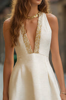 Laden Sie das Bild in den Galerie-Viewer, Elfenbein Kurzes A-Linie Cocktailkleid mit V-Ausschnitt