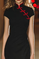 Laden Sie das Bild in den Galerie-Viewer, Schwarzes Kurzes Cocktailkleid aus Satin mit hohem Ausschnitt und Ärmeln