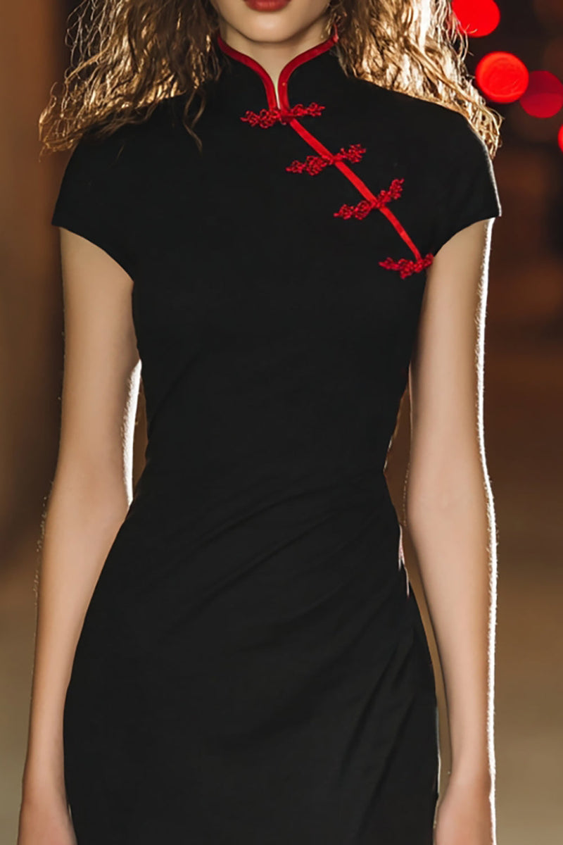 Laden Sie das Bild in den Galerie-Viewer, Schwarzes Kurzes Cocktailkleid aus Satin mit hohem Ausschnitt und Ärmeln