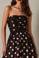 Laden Sie das Bild in den Galerie-Viewer, Dunkelbraunes Trägerloses Satin Polka Dots Partykleid in A-Linie
