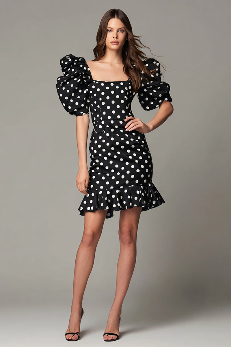 Laden Sie das Bild in den Galerie-Viewer, Schwarz-weißes Kurzes Polka-Dots-Kleid aus Satin mit quadratischem Ausschnitt und Rüschen
