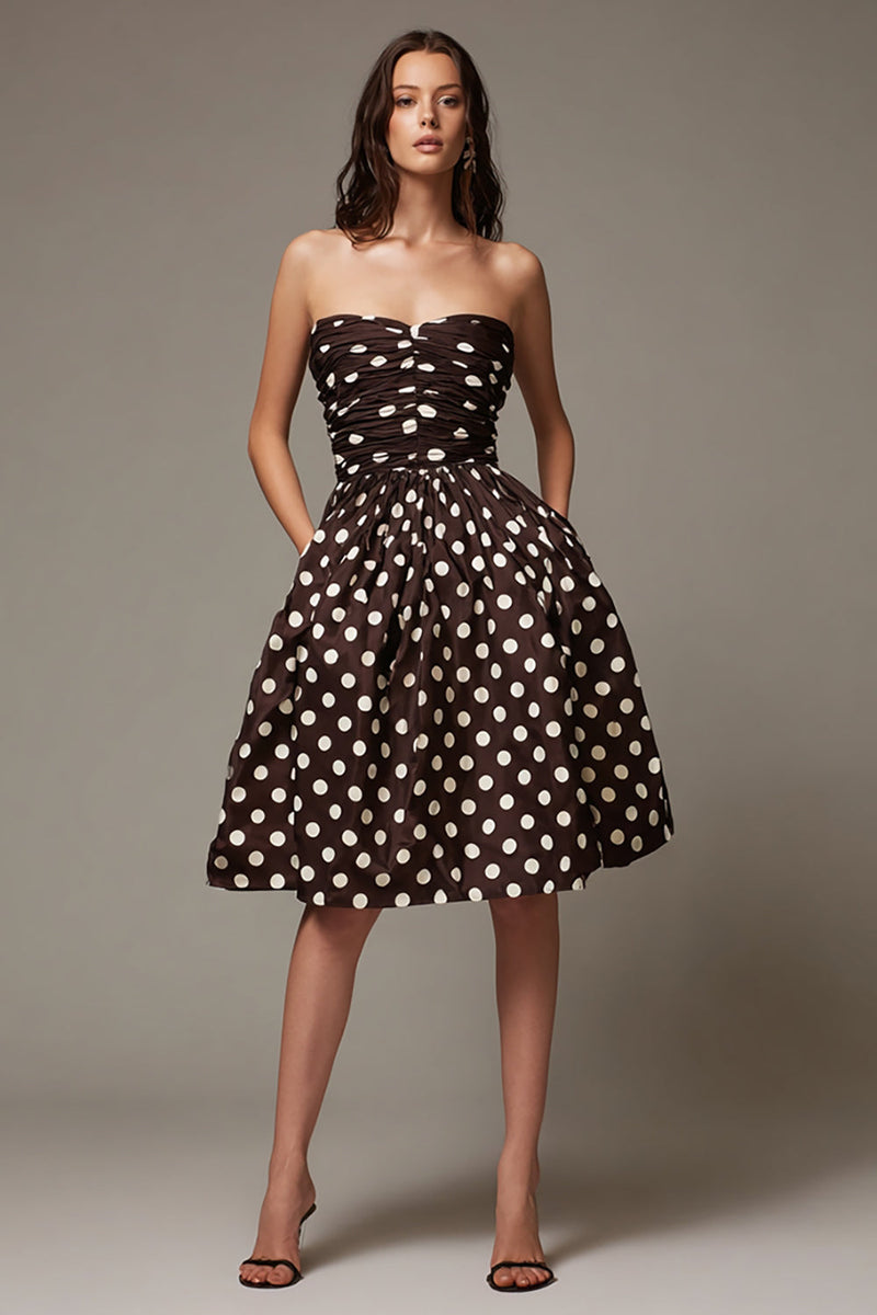 Laden Sie das Bild in den Galerie-Viewer, Dunkelbraunes Trägerloses Polka Dots Midikleid aus Satin in A-Linie