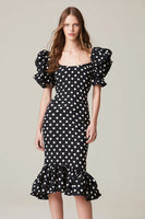 Laden Sie das Bild in den Galerie-Viewer, Schwarz-weißes Satin Meerjungfrauen Polka-Dots Kleid mit quadratischem Ausschnitt und Rüschen