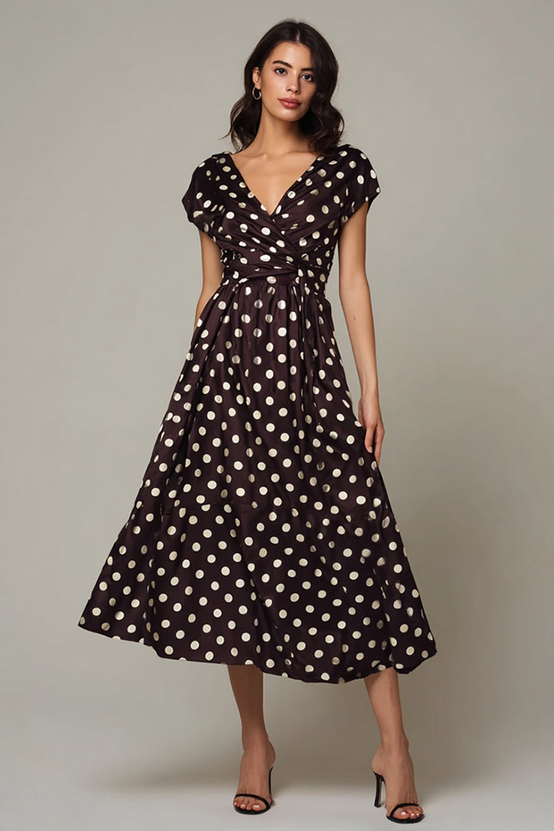 Laden Sie das Bild in den Galerie-Viewer, Dunkelbraunes A-Linie Satin Polka Dots Partykleid mit V-Ausschnitt in Teelänge