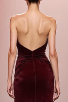 Laden Sie das Bild in den Galerie-Viewer, Dunkelrotes Mermaid Samt Gerafftes Trägerloses Langes Abendkleid