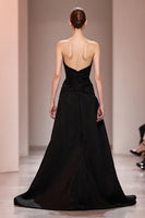 Laden Sie das Bild in den Galerie-Viewer, Schwarzes Abendkleid aus Satin mit Perlenstickerei und Schlitz