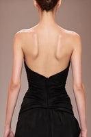 Laden Sie das Bild in den Galerie-Viewer, Schwarzes Abendkleid aus Satin mit Perlenstickerei und Schlitz