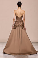 Laden Sie das Bild in den Galerie-Viewer, Kaffee A Linie Trägerloses Abendkleid aus Satin