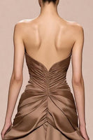 Laden Sie das Bild in den Galerie-Viewer, Kaffee A Linie Trägerloses Abendkleid aus Satin