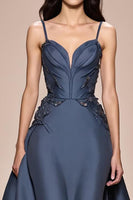 Laden Sie das Bild in den Galerie-Viewer, Grau Blau A-Linie Satin Spaghettiträger Langes Abendkleid mit Applikationen