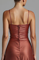 Laden Sie das Bild in den Galerie-Viewer, Cabernet Etui Hoch Niedrig Spaghettiträger Abendkleid mit Rüschen