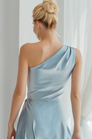Laden Sie das Bild in den Galerie-Viewer, Blaues Langes Brautjungfernkleid aus Satin mit einer Schulter und Rüschen