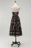 Laden Sie das Bild in den Galerie-Viewer, Trägerloses Schwarzes Rosa Geblümtes Midi Brautjungfernkleid in A-Linie