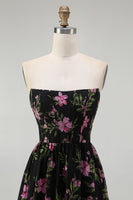 Laden Sie das Bild in den Galerie-Viewer, Trägerloses Schwarzes Rosa Geblümtes Midi Brautjungfernkleid in A-Linie