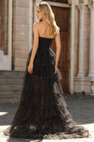 Laden Sie das Bild in den Galerie-Viewer, Schwarzes Trägerloses A-Linie Rüschen Polka-Dots Abendkleid mit Schlitz