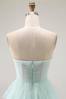 Laden Sie das Bild in den Galerie-Viewer, Hellgrünes A-Linie Trägerloses Gestuftes Brautjungfernkleid mit Polka Polka Dots und Rüschen und Schlitz