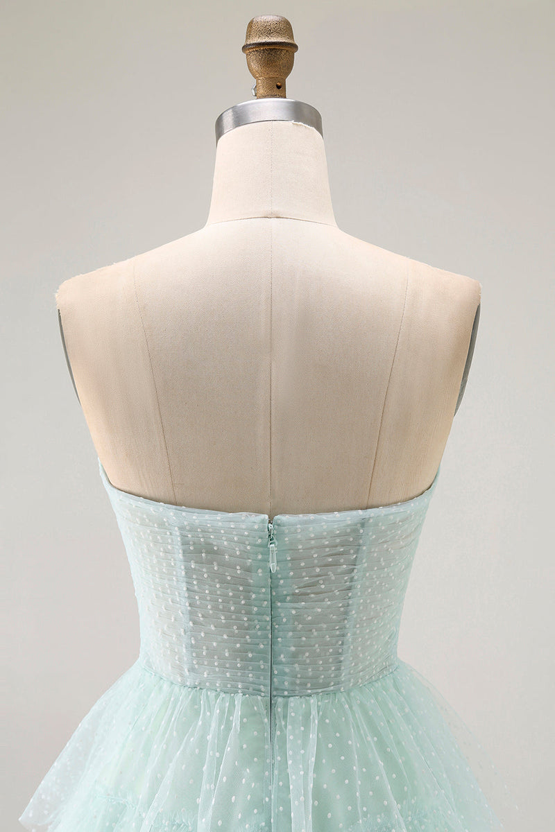 Laden Sie das Bild in den Galerie-Viewer, Hellgrünes A-Linie Trägerloses Gestuftes Brautjungfernkleid mit Polka Polka Dots und Rüschen und Schlitz