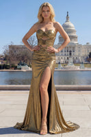 Laden Sie das Bild in den Galerie-Viewer, Metallisches Dunkelgoldenes Meerjungfrau Trägerloses Langes Ballkleid mit Schlitz