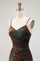 Laden Sie das Bild in den Galerie-Viewer, Dunkelgrünes Etui Spaghettiträger Maxi Hochzeitsgastkleid aus Samt mit Schlitz