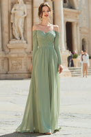Laden Sie das Bild in den Galerie-Viewer, Salbeigrünes Chiffon A-Linie Schulterfreies Brautjungfernkleid mit langen Ärmeln