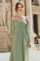 Laden Sie das Bild in den Galerie-Viewer, Salbeigrünes Chiffon A-Linie Schulterfreies Brautjungfernkleid mit langen Ärmeln