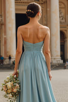 Laden Sie das Bild in den Galerie-Viewer, Staubblaues A-Linie Chiffon Trägerloser Halstuch Langes Brautjungfernkleid