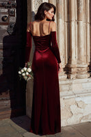 Laden Sie das Bild in den Galerie-Viewer, Burgunder Brautjungfernkleid aus Samt mit kalten Schultern und langen Ärmeln