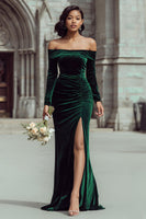 Laden Sie das Bild in den Galerie-Viewer, Kiefer Langes Samt Schulterfreies Etui Brautjungfernkleid mit langen Ärmeln