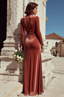 Laden Sie das Bild in den Galerie-Viewer, Terrakotta Etui Samt Brautjungfernkleid mit hohem Kragen und Rüschen und langen Ärmeln