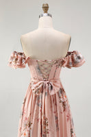 Laden Sie das Bild in den Galerie-Viewer, Blush Geblümtes Schulterfreies Brautjungfernkleid mit Rüschen