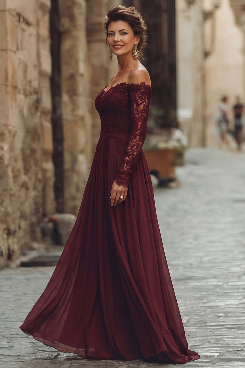 Laden Sie das Bild in den Galerie-Viewer, Cabernet A-Linie Langes Schulterfreies Kleid der Brautmutter mit Spitze