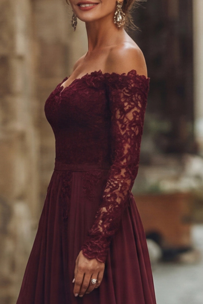 Laden Sie das Bild in den Galerie-Viewer, Cabernet A-Linie Langes Schulterfreies Kleid der Brautmutter mit Spitze