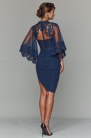 Laden Sie das Bild in den Galerie-Viewer, Marineblaues Figurbetontes Kurzes Kleid für die Brautmutter mit Rundhalsausschnitt und Rüschen und Applikationen