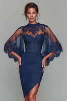 Laden Sie das Bild in den Galerie-Viewer, Marineblaues Figurbetontes Kurzes Kleid für die Brautmutter mit Rundhalsausschnitt und Rüschen und Applikationen