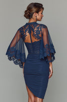 Laden Sie das Bild in den Galerie-Viewer, Marineblaues Figurbetontes Kurzes Kleid für die Brautmutter mit Rundhalsausschnitt und Rüschen und Applikationen