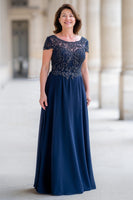 Laden Sie das Bild in den Galerie-Viewer, Marineblaues A-Linie Kleid für die Mutter der Braut mit Spitzenapplikationen und Perlenstickerei