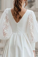 Laden Sie das Bild in den Galerie-Viewer, Elfenbein A-Linie Mini Satin Standesamtkleid mit V-Ausschnitt