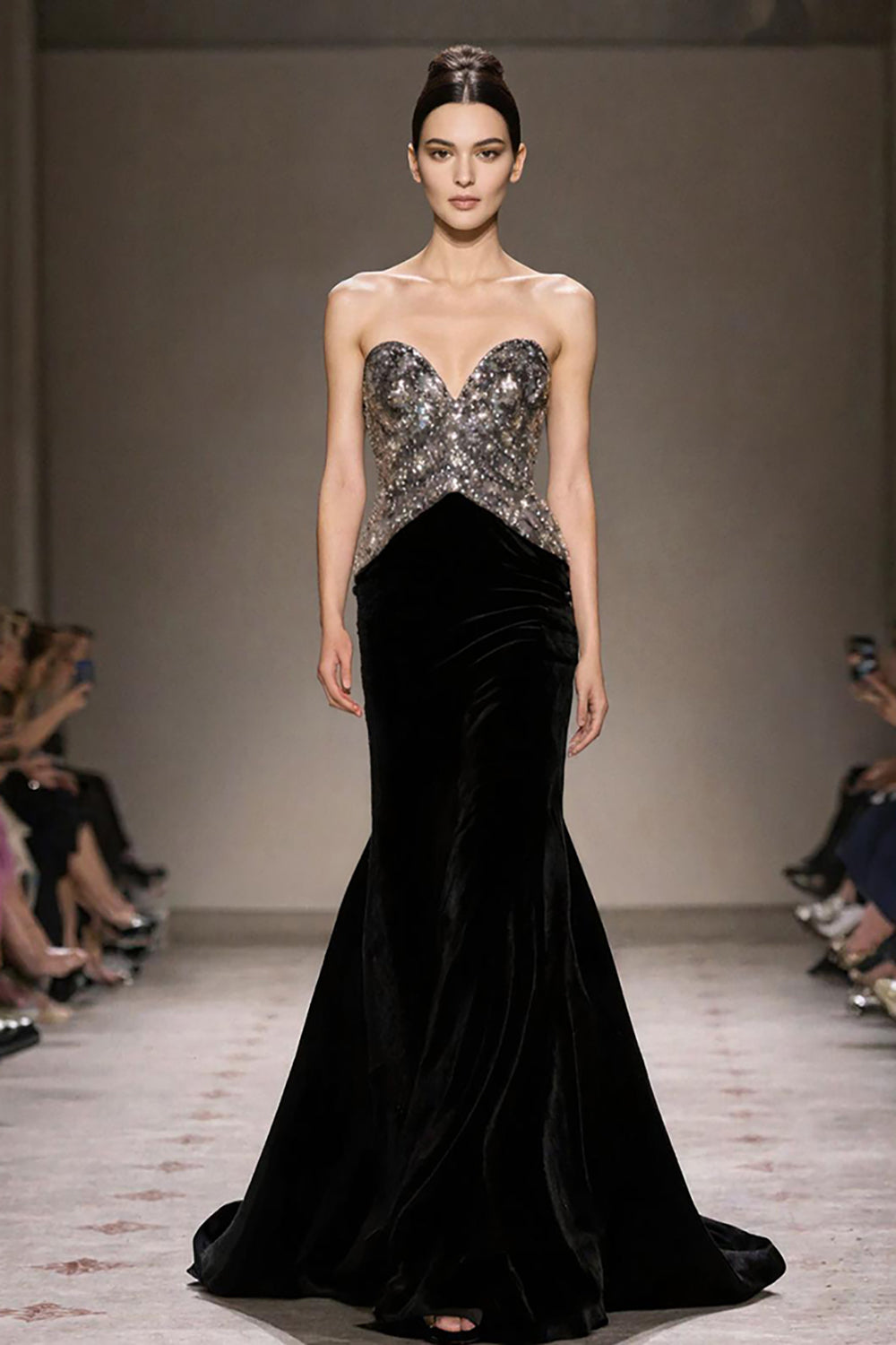 Glitzerndes Meerjungfrauen Trägerloses Schwarzes Abendkleid aus Samt