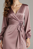 Laden Sie das Bild in den Galerie-Viewer, Vintage Malve Satin Abendkleid mit langen Ärmeln und Ausschnitt und Schlitz