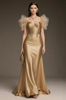 Laden Sie das Bild in den Galerie-Viewer, Glitzerndes Goldenes Langes A-Linie Abendkleid aus Satin mit Rüschen