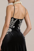 Laden Sie das Bild in den Galerie-Viewer, Schwarzes A-Linie Spaghettiträger Langes Abendkleid mit Applikationen
