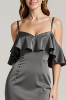 Laden Sie das Bild in den Galerie-Viewer, Stahlgraues Etui Schulterfreies Satin Ballkleid mit Rüschen