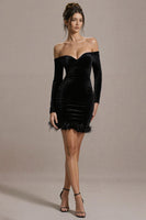 Laden Sie das Bild in den Galerie-Viewer, Schwarzes Schulterfreies Kurzes Cocktailkleid aus Samt mit Ärmeln