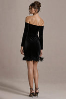 Laden Sie das Bild in den Galerie-Viewer, Schwarzes Schulterfreies Kurzes Cocktailkleid aus Samt mit Ärmeln