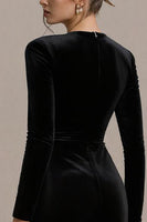 Laden Sie das Bild in den Galerie-Viewer, Schwarzes Bodycon Midi Cocktailkleid aus Samt mit V-Ausschnitt und Ärmeln