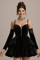 Laden Sie das Bild in den Galerie-Viewer, Kurzes Schwarzes Samt Gestuftes A-Linie Cocktailkleid mit Rüschen
